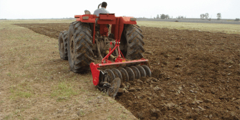 شخم زدن زمین برای فیلم مالچ کشاورزی